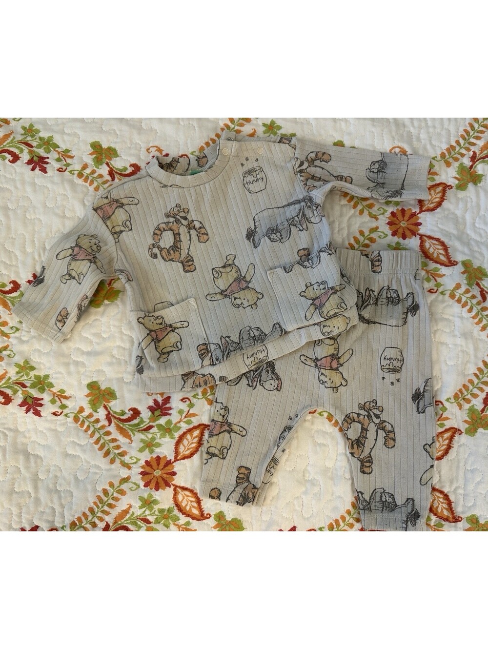 Disney Baby 2 Pc Ribbed Jogger Pant Set Size 3-6 Mos Classic Pooh Design GUC.